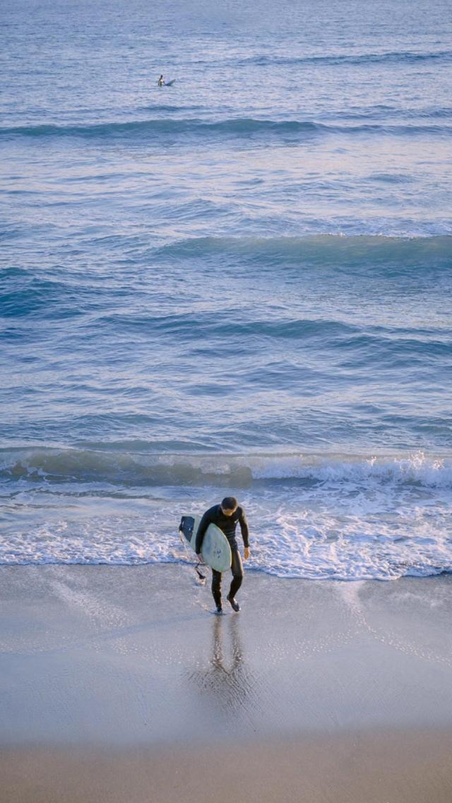 一个人海边孤独的图片