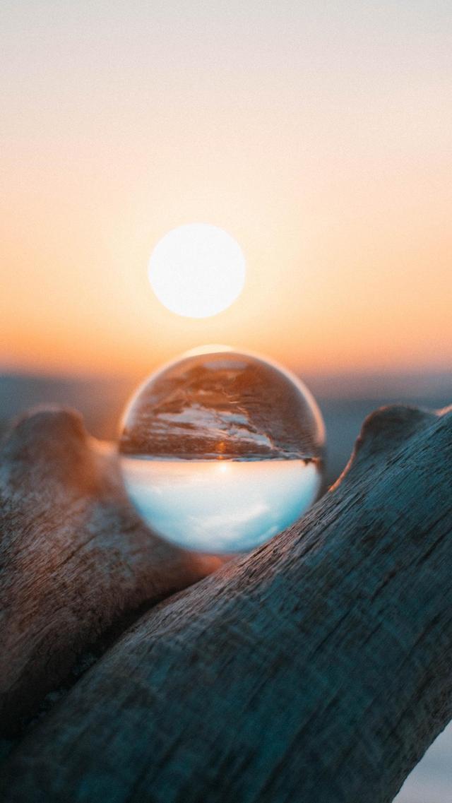 夕阳下的玻璃球