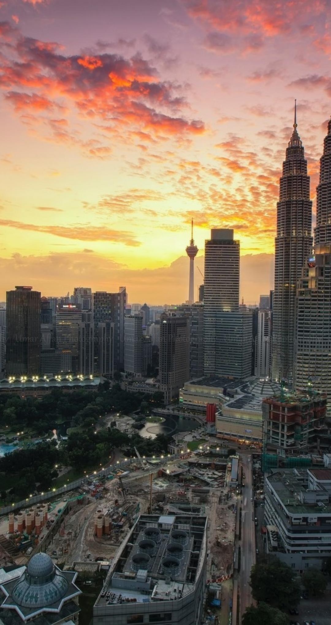 夕阳西下的摩登大厦
