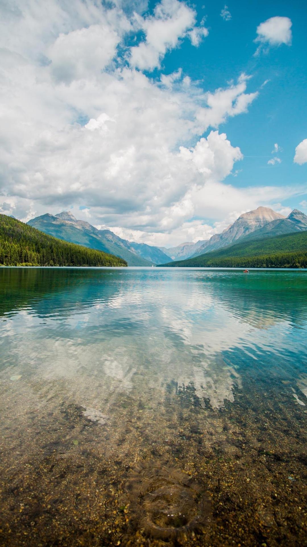 山脉下平静清澈的湖水风光风景