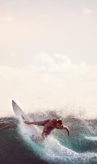 海平面上自由滑翔的冲浪者