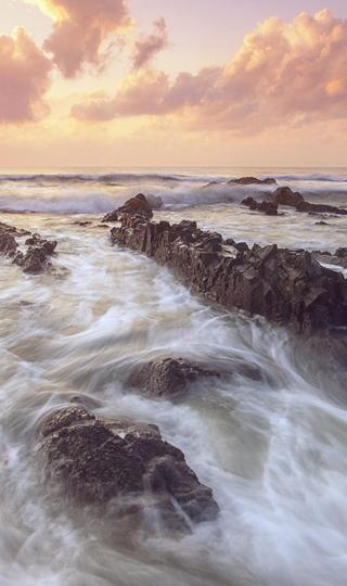 海浪拍击着岩石的自然风光