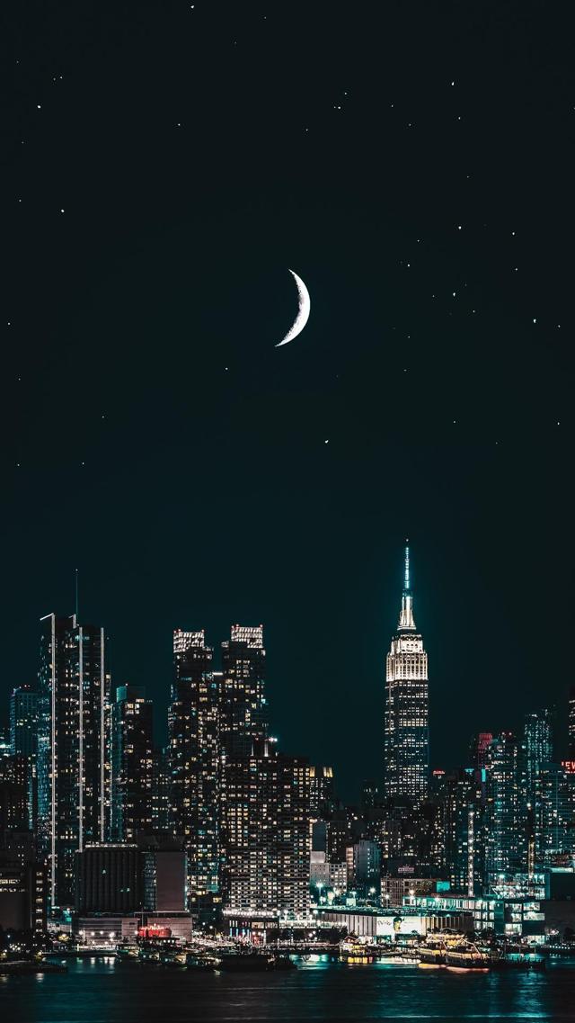 皎洁明月繁华城市夜景