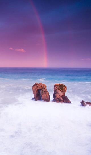 海边出现一道雨后的彩虹