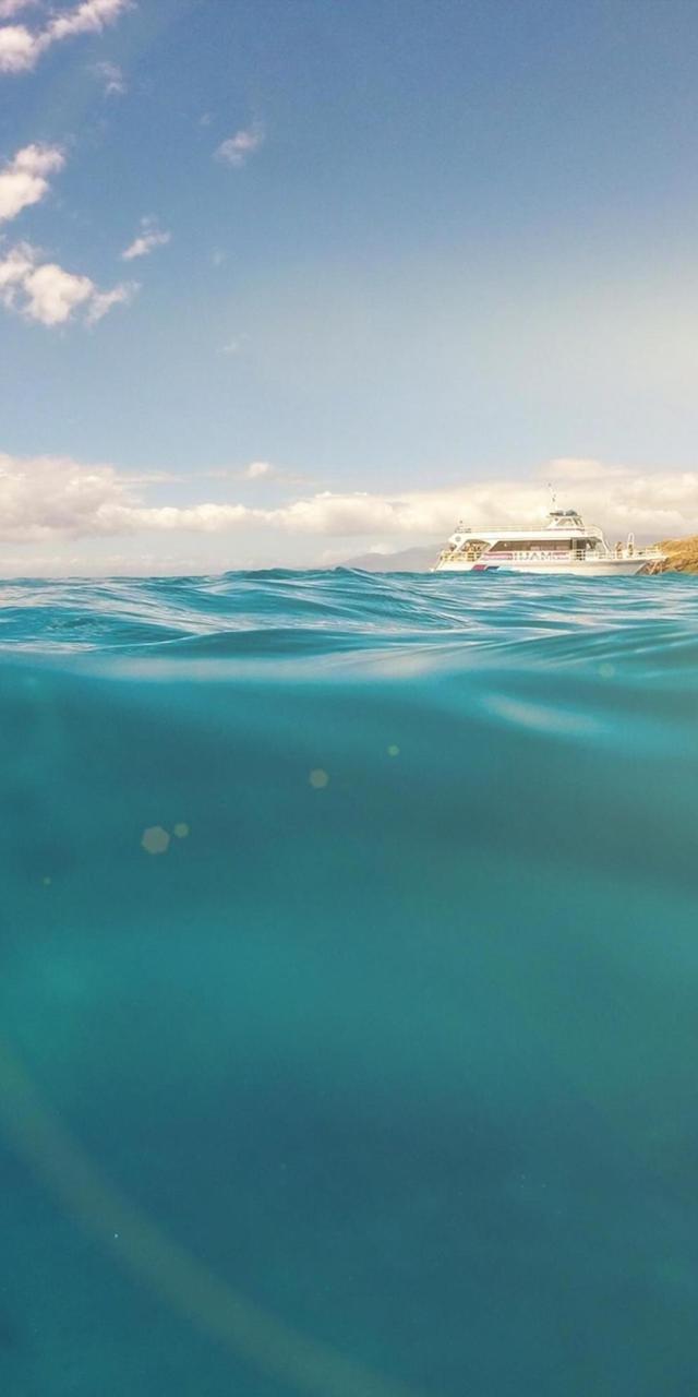 蓝天下的优美平静海面风光美景写真