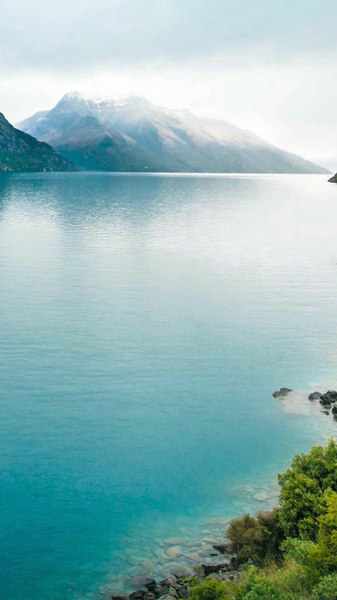湖面 雪山 平静 大湖 蓝色背景图