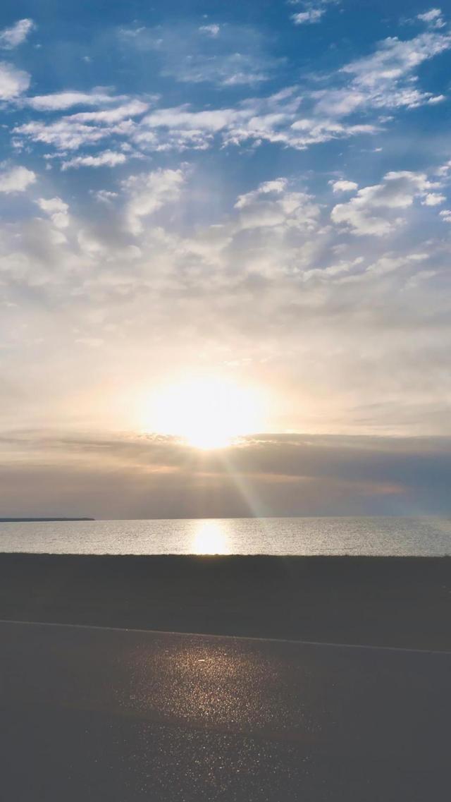 海面上日出的迷人自然风光