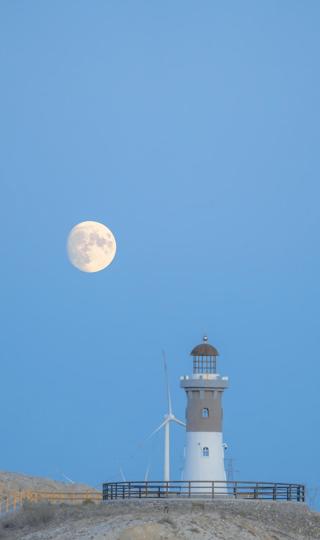 灯塔与月亮浪漫清新风景