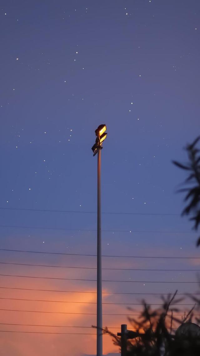 夜色下的路灯孤独意境背景