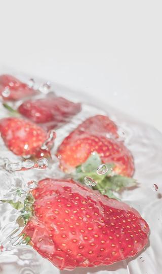 水中草莓清新诱人写真