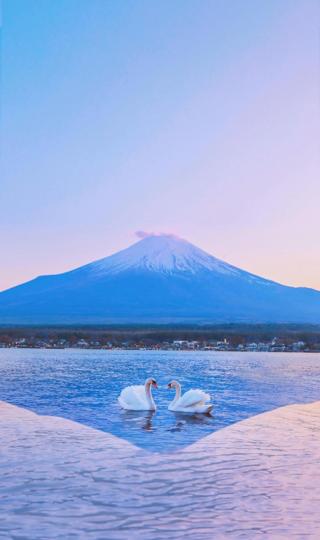 富士山下的清澈优美湖泊美景