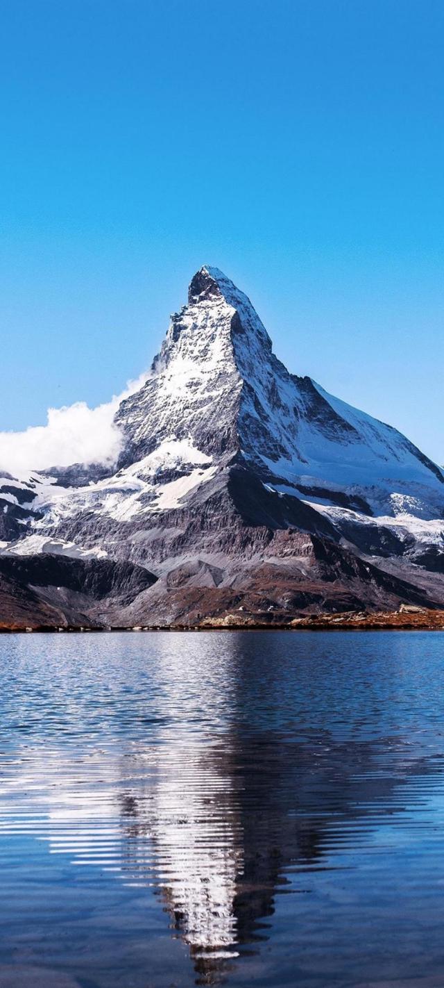 蓝天下峻峭优美的山峰风光美景