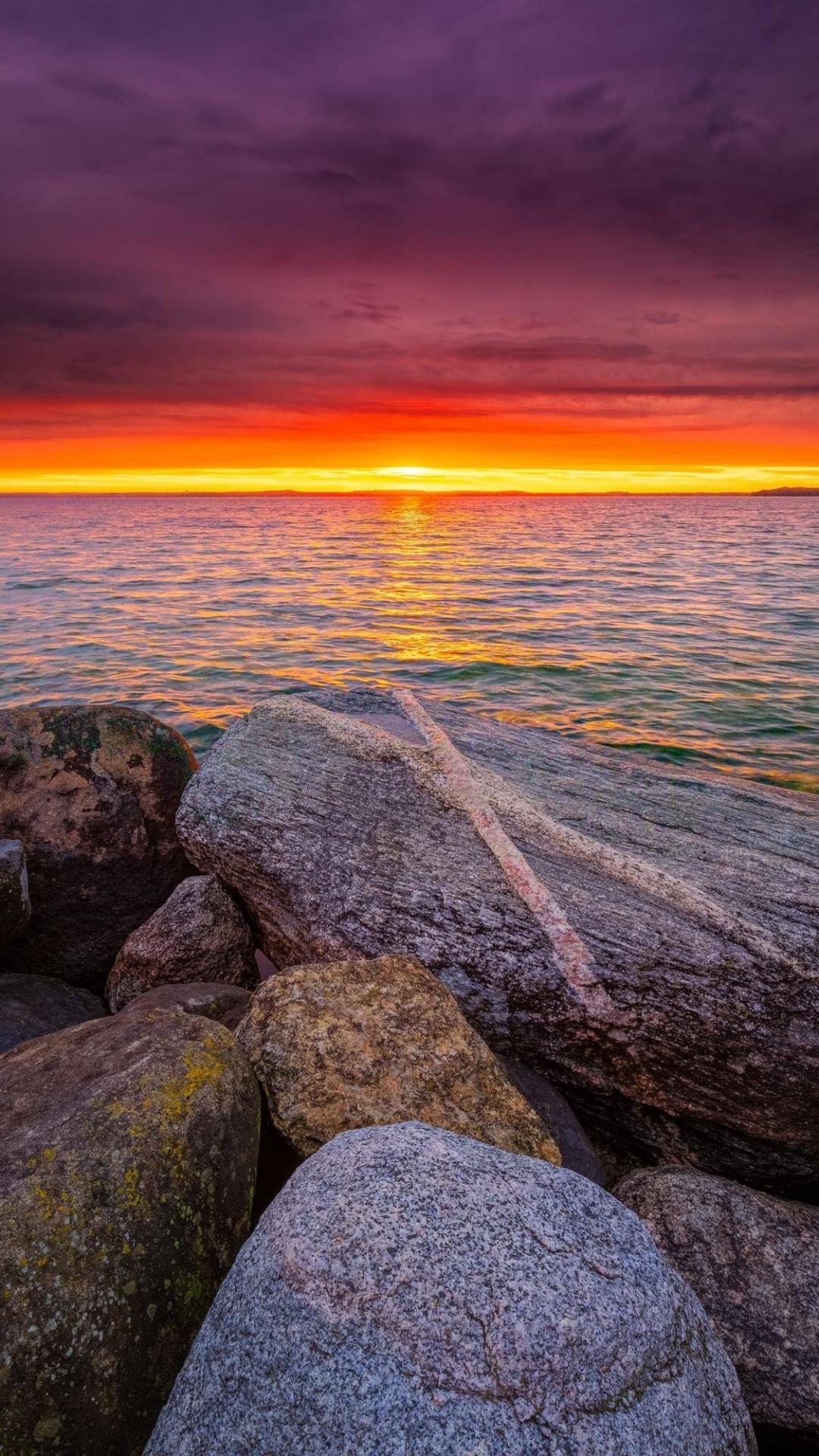 夕阳下一望无际的大海
