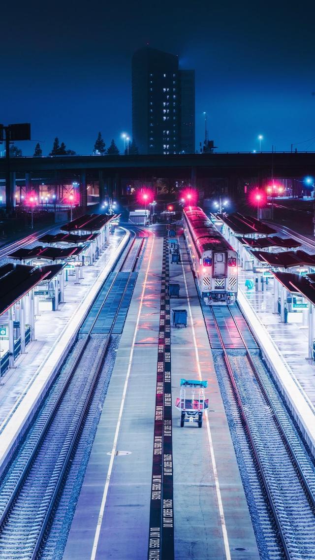 现代都市之中 列车的宁静夜晚