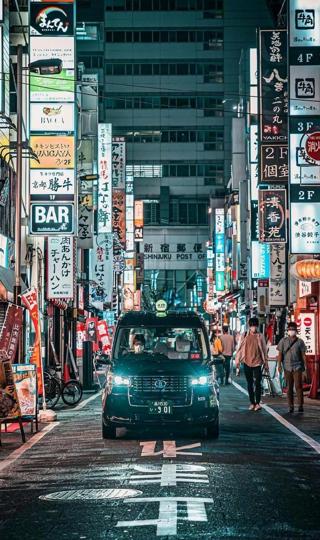 繁华的日本城市街景风光