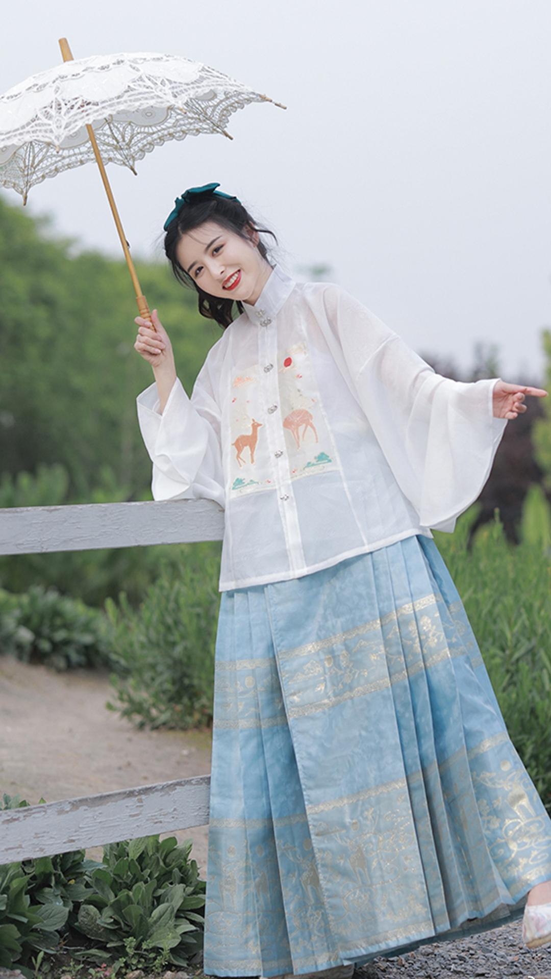 清纯可爱汉服少女的甜美笑容