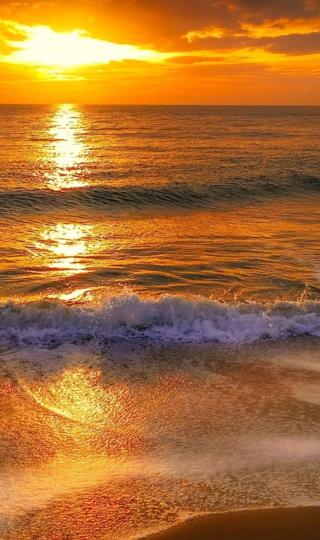 海岸边的夕阳象征着希望