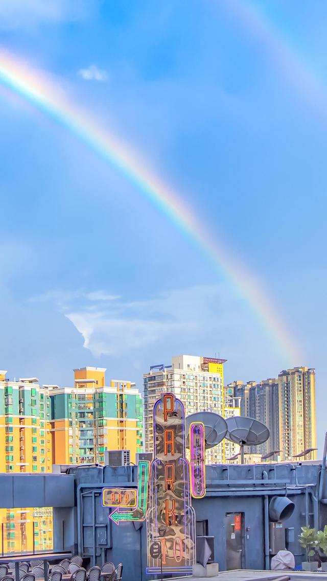 城市中美丽清新彩虹风景