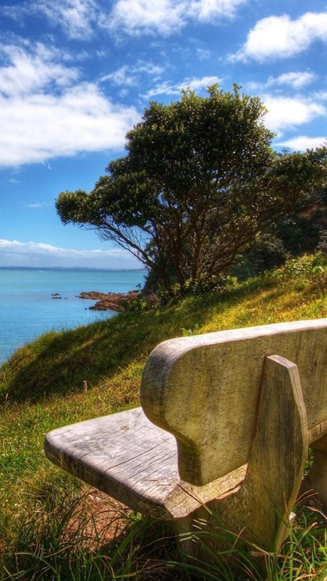 海岸上的躺椅高清风景手机壁纸