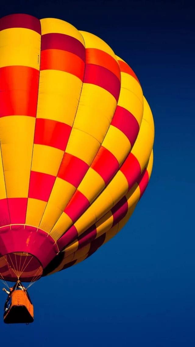 飞行的彩色热气球壁纸图片