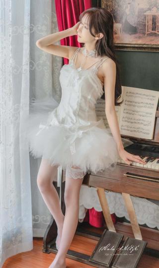 美女白色裙子 钢琴 手机美女壁纸竖屏