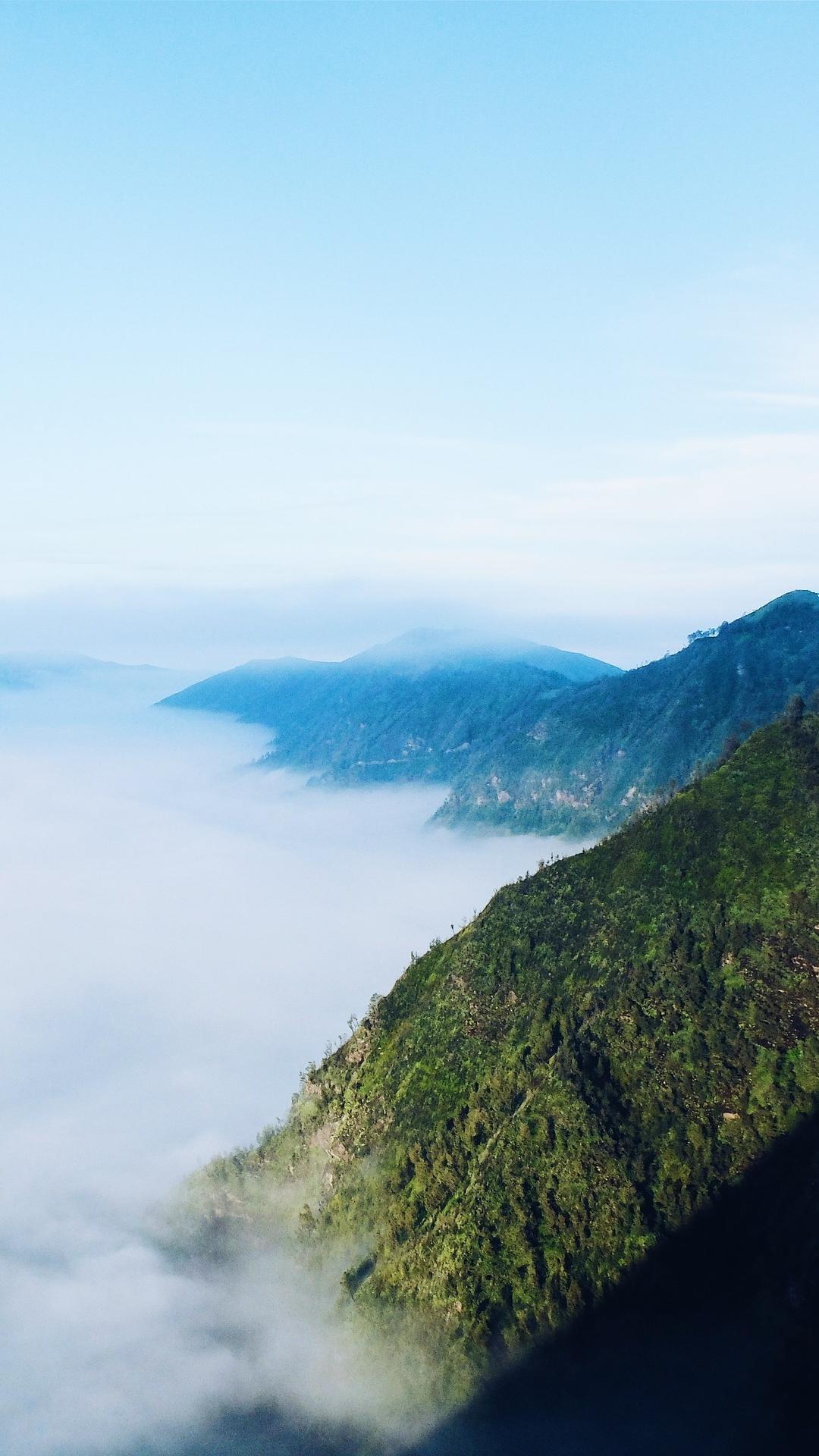 云雾笼罩中的青山唯美风光手机壁纸图片