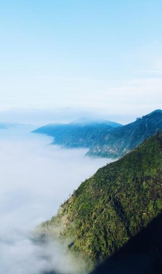 云雾笼罩中的青山唯美风光手机壁纸图片