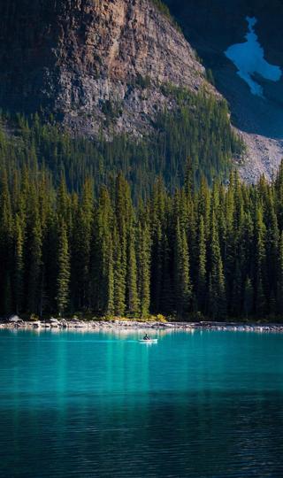 清澈平静的湖面景色手机壁纸图片