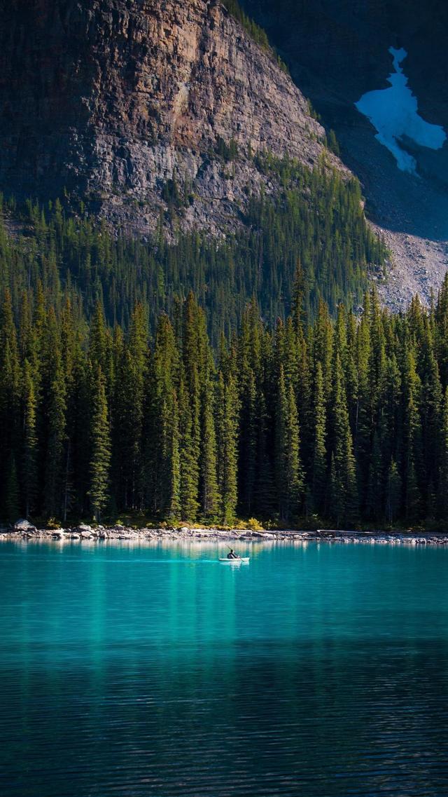 清澈平静的湖面景色手机壁纸图片