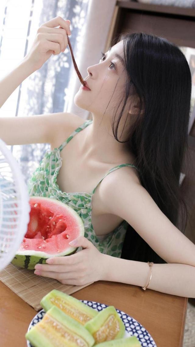 精美吃西瓜的清凉妹子写真高清手机壁纸