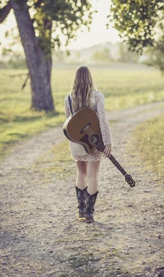 背着吉他的小姑娘在树林里漫步壁纸图片