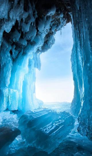 精美大气的贝加尔湖冰洞图片壁纸