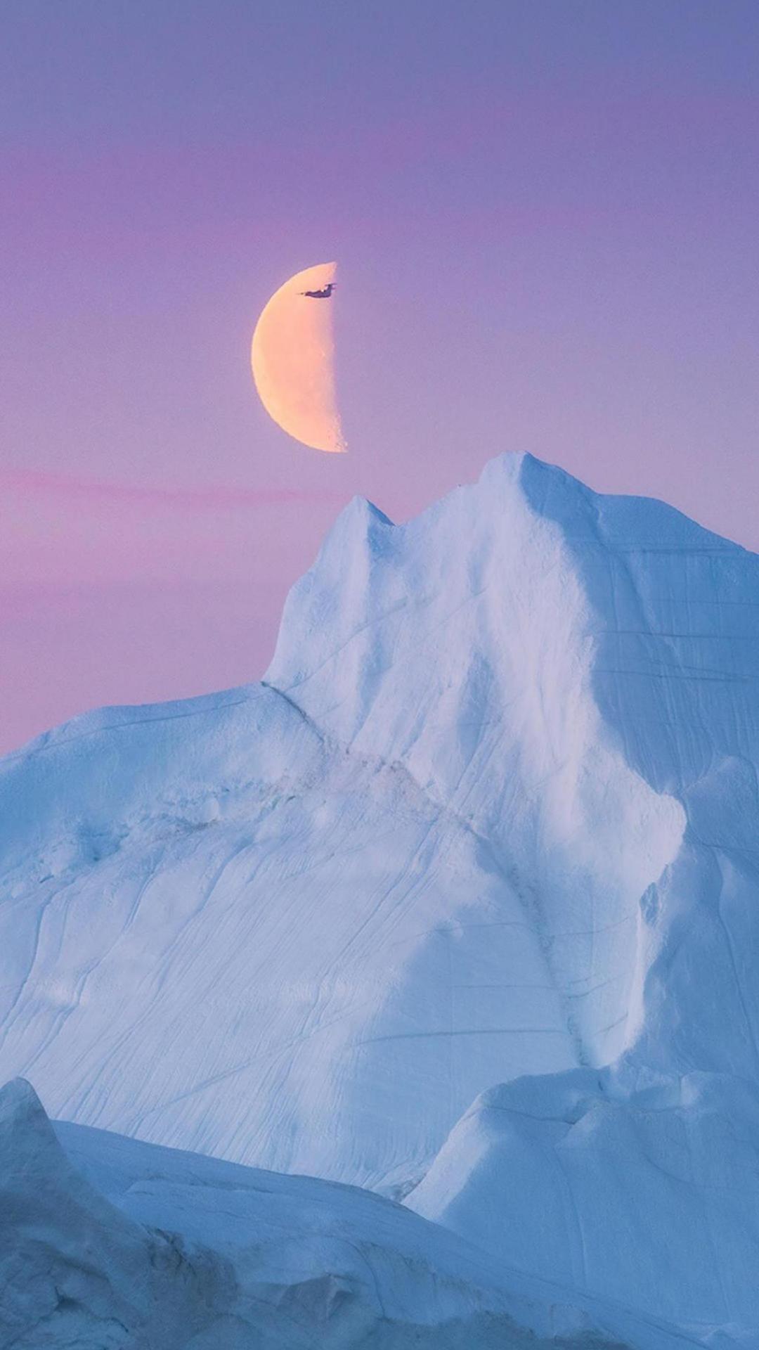壮美雪山上的半轮残月手机壁纸图片