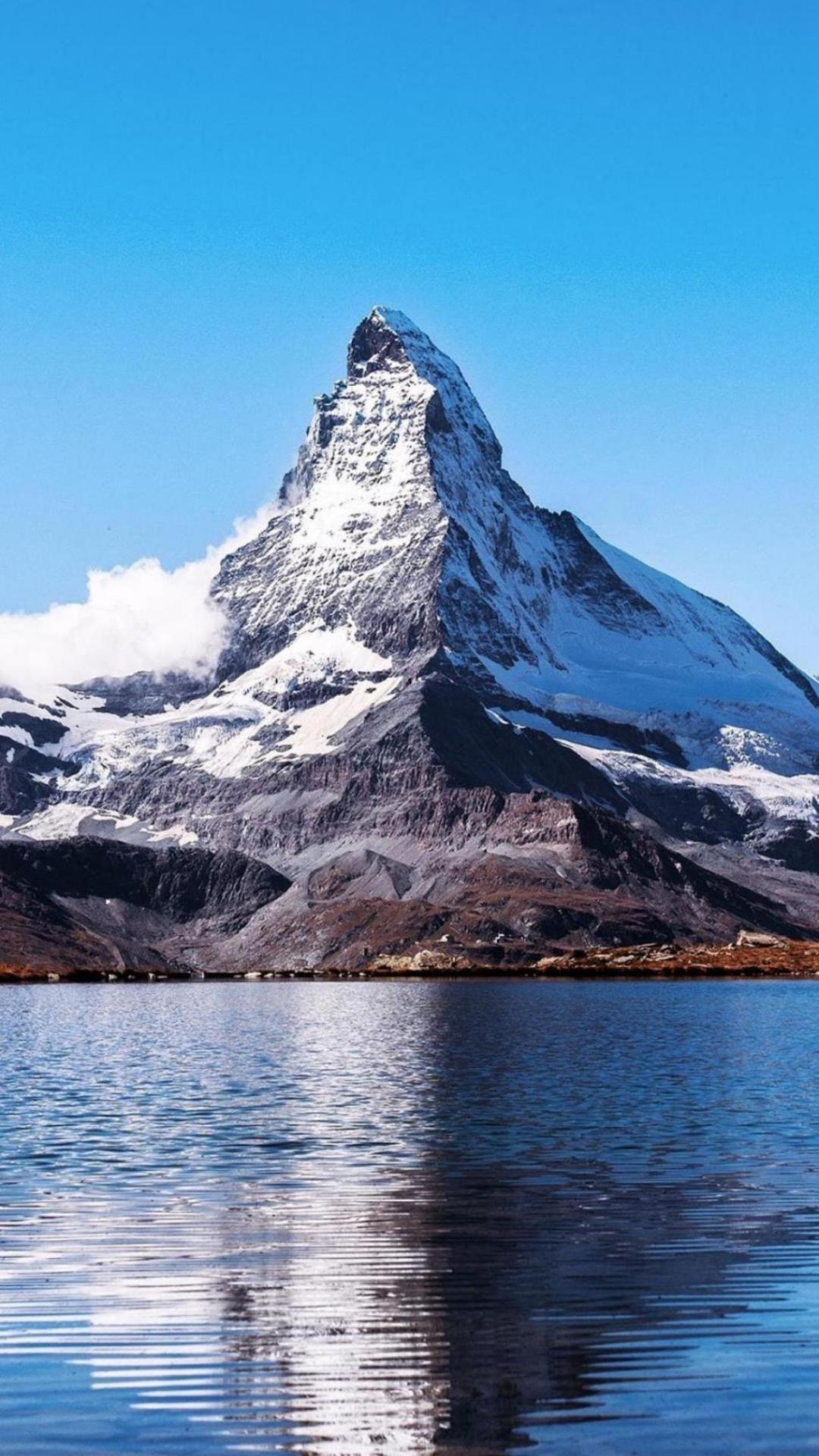 蓝天下峻峭优美的山峰风光美景图片壁纸