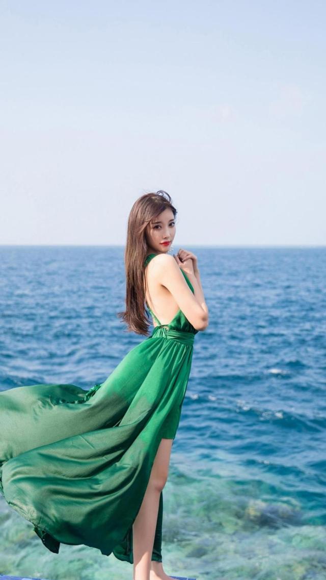 吊带绿裙美女海边唯美写真壁纸大全