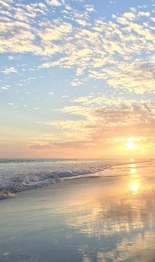 一缕晨阳照耀海面手机壁纸图片