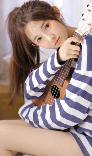 弹吉他的可爱美少女写真背景图