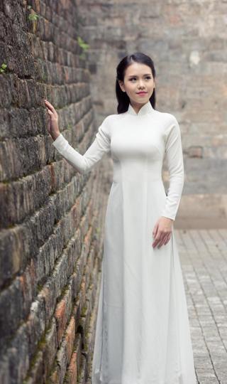 穿白色长裙的越南女孩壁纸图片