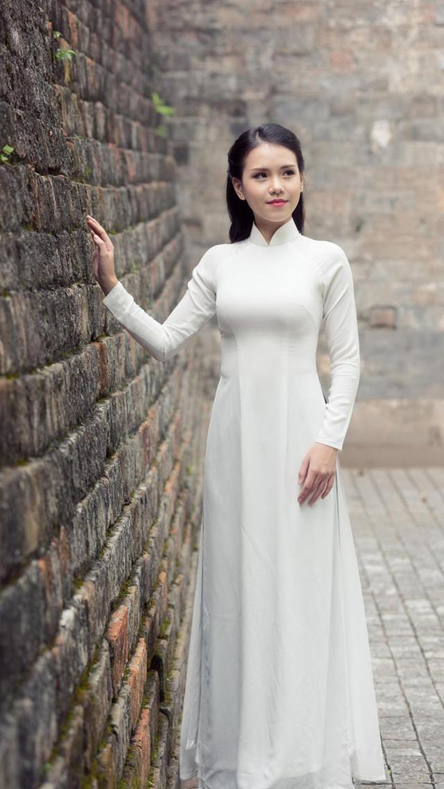 穿白色长裙的越南女孩壁纸图片