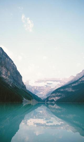 清澈迷人的湖水风景手机壁纸图片下载