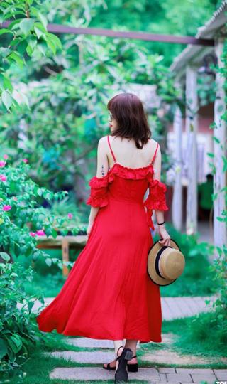 花园红衣长裙成熟女人背影手机壁纸