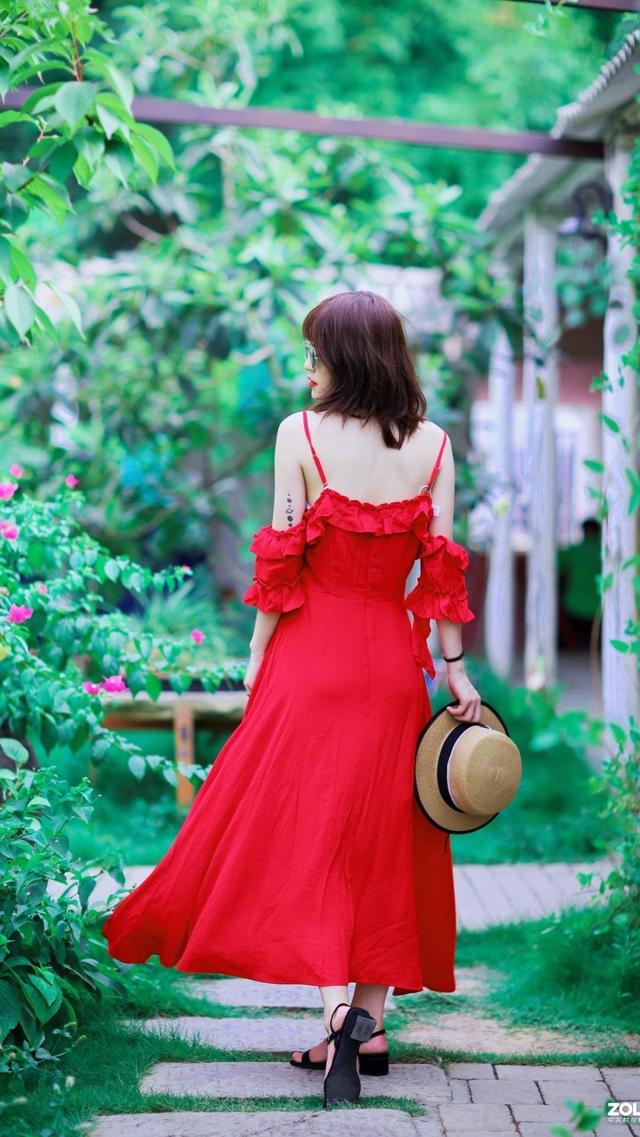 花园红衣长裙成熟女人背影手机壁纸