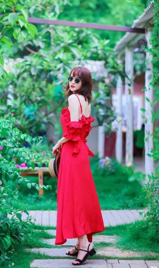花园红衣长裙成熟女人图片手机壁纸