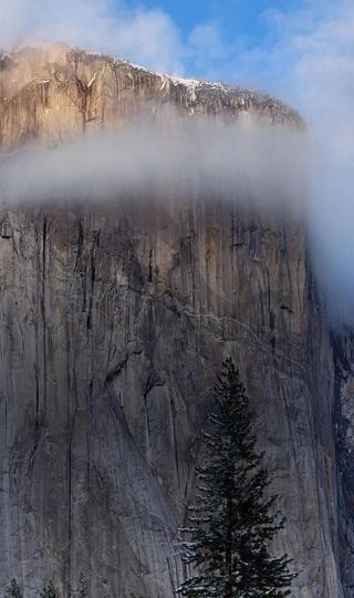 云雾缭绕的悬崖图片壁纸
