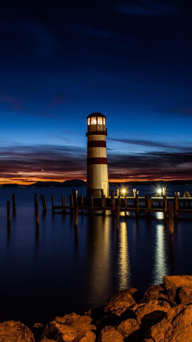 夜晚海岸上的灯塔手机壁纸图片