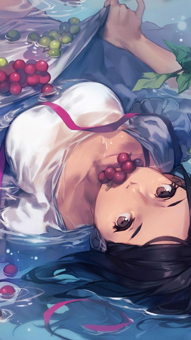 咬着葡萄躺在水里的二次元动漫女生插画手机壁纸大图