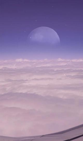 云层上的月亮唯美摄影壁纸图片