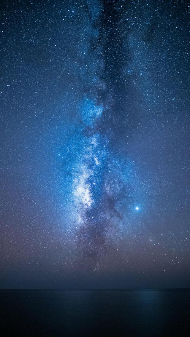 好看的夜晚平静海面上的壮丽星空景色高清免费下载手机壁纸图片下载