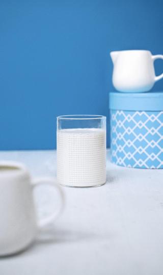 玻璃杯牛奶壁纸图片