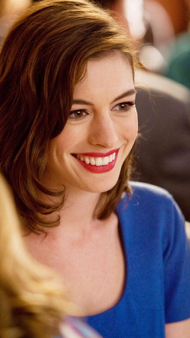 安妮·海瑟薇（Anne-Hathaway）甜美笑容美女成熟壁纸图片